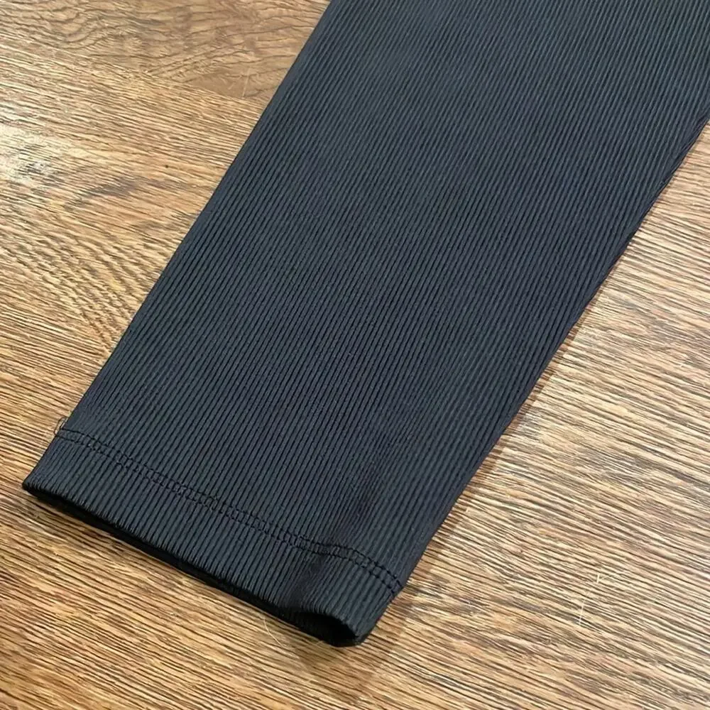 UNDER ARMOUR Gray and Black Mixed Material Athletic Leggings Size M